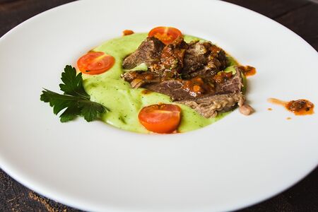 Говяжьи щёчки с картофельным муссом