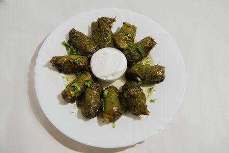 Долма в винoградных листьях