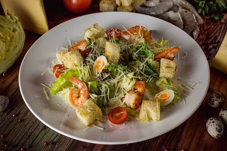 Салат Цезарь с креветками