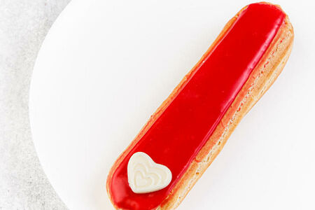 Эклер Брусничный