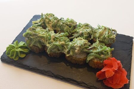 Роллы с нежным лососем и чукой