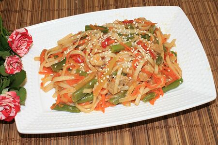 Лапша Wok со свининой в кисло-сладком соусе