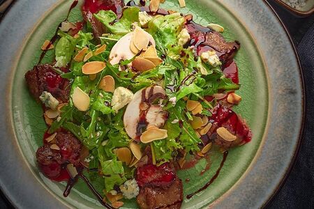 Теплый салат с печенью и горгонзолой