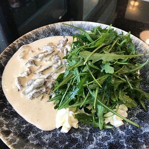 Теплый салат рукола с телятиной