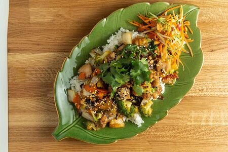 Цыпленок с брокколи и ананасом