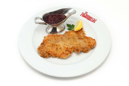 Шницель cвинoй с брусничным соусом