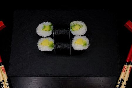 Классический ролл с авокадо