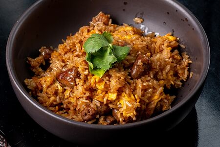 Вок с куриными потрохами, яйцом и ростками сои