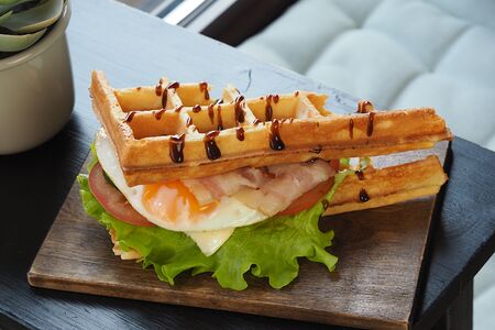 Бельгийская вафля с яйцом и беконом