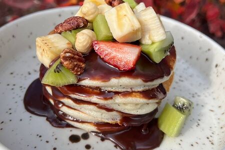 Панкейки с нутелой и фруктами