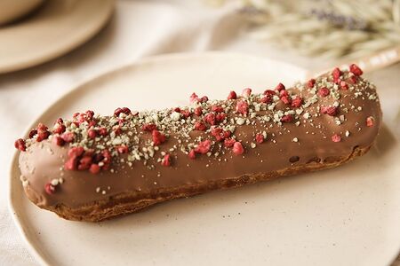 Эклер Малина в молочном шоколаде