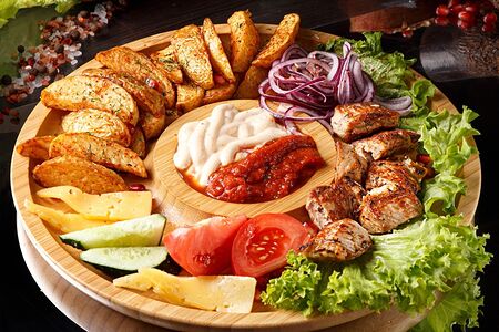 Шашлык из cвинoй мякоти, картофель по-деревенски, овощи