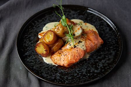 Лосось с молодым картофелем