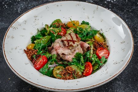 Салат с мраморной говядиной на гриле