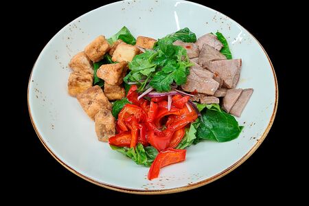 Салат с хрустящим баклажаном, говядиной, сладким перцем и кинзой