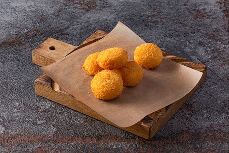 Сырные медальоны с брусничным соусом