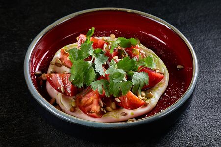 Салат с розовыми томатами, творожным сыром, кедровыми орешками и страчателлой