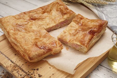 Пирог слоеный с ветчиной и сыром