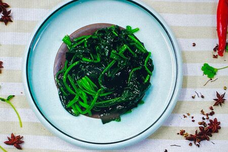 Шпинат с чесночком