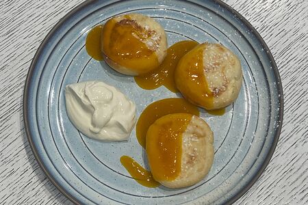 Сырники со сметаной и фруктовым соусом