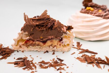 Десерт Павлова с малиновой начинкой