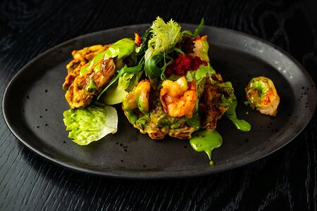 Кабачковые с креветками васаби, гуакомоле и листьями салата