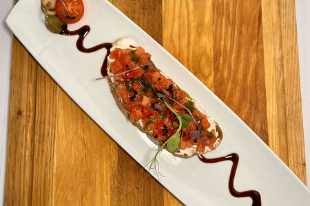 Брускетта с бакинскими томатами и красным луком