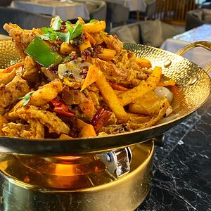 Острые креветки с картофелем фри в сухом горшочке