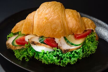 Круассан с курицей