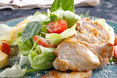 Салат цезарь с курицей