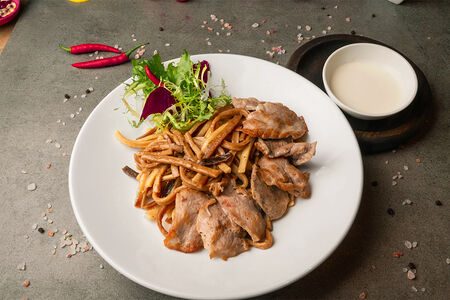 Нежные кусочки телятины с домашней лапшой