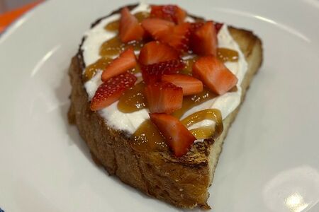 Френч тост с кремчизом, свежими ягодами и соленой карамелью