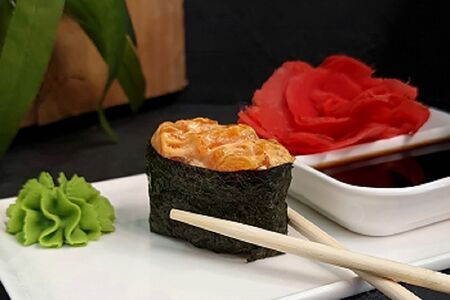 Гункан с лососем