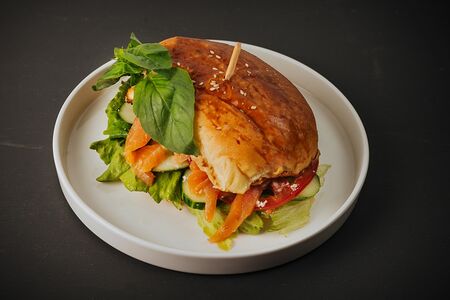 Сэндвич с лососем гравлакс