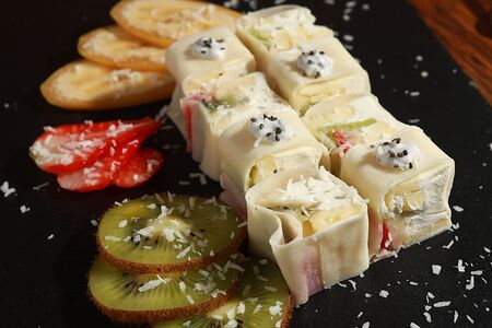 Клубника, яблоко и киви