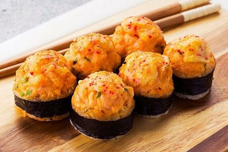 Горячий ролл с лососем и сырным соусом