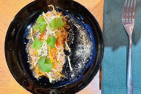 Салат с фунчозой и овощами