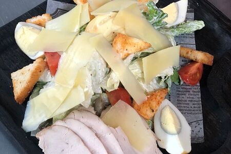 Салат Цезарь с курицей