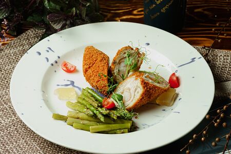 Котлета Де-воляй с креветками, сливочным соусом и спаржей