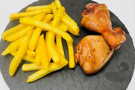 Куриные ножки горячего копчения на груше с соусом и картошкой фри