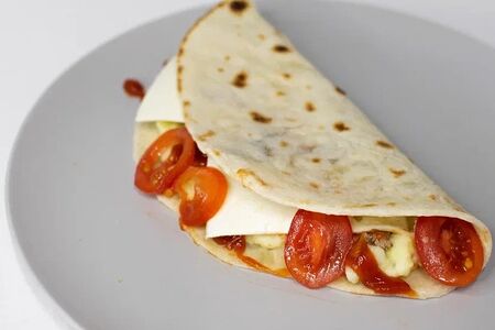 Кыстыбый с говяжьим фаршем, свежими томатами, плавленым сыром