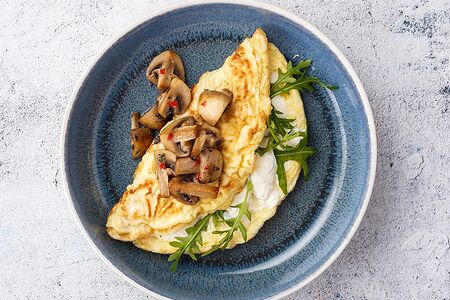 Омлет с шампиньонами, трюфельным сыром и салатом с руколой