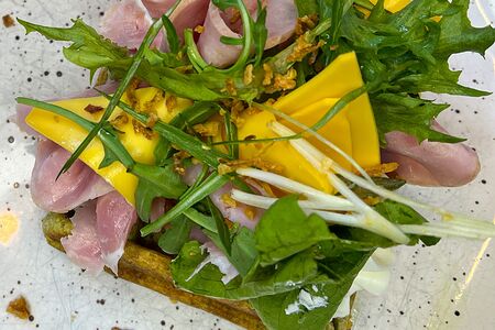 Картофельная вафля со шпинатом и ветчиной