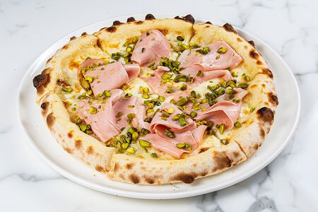 Пицца с мортаделлой, фисташками и белым соусом
