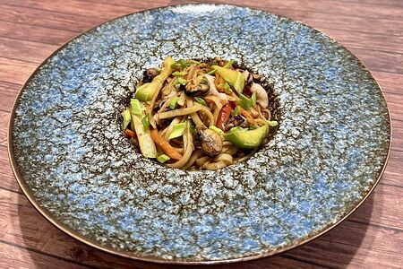 Удон с морепродуктами и овощами