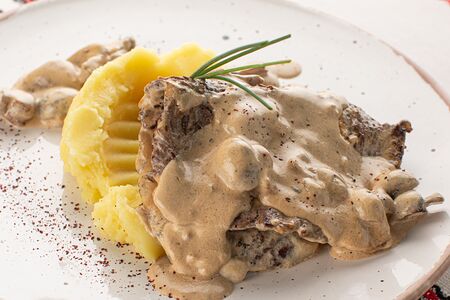 Телешка пържола с гъбен сос манатарки