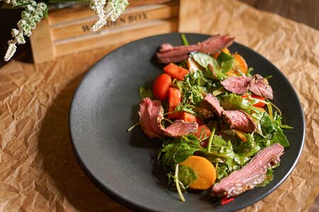 Салат с ростбифом