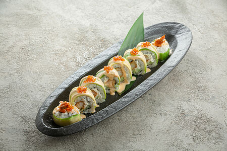 Ролл с авокадо и креветкой в темпуре