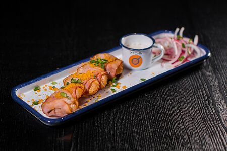 Шашлык из куриной грудки с беконом и соусом Райта