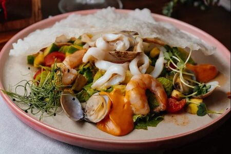 Салат с морепродуктами в азиатском стиле